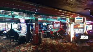 Suasana kasino VIP505 dengan tampilan meja blackjack dan roulette online yang memukau